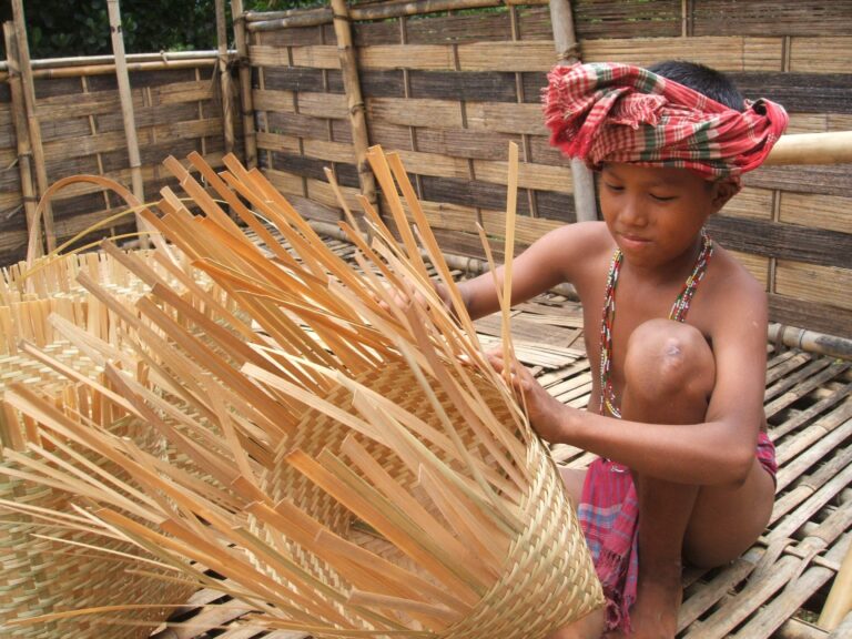 বুনো হাদা বুনছে এক কিশোর