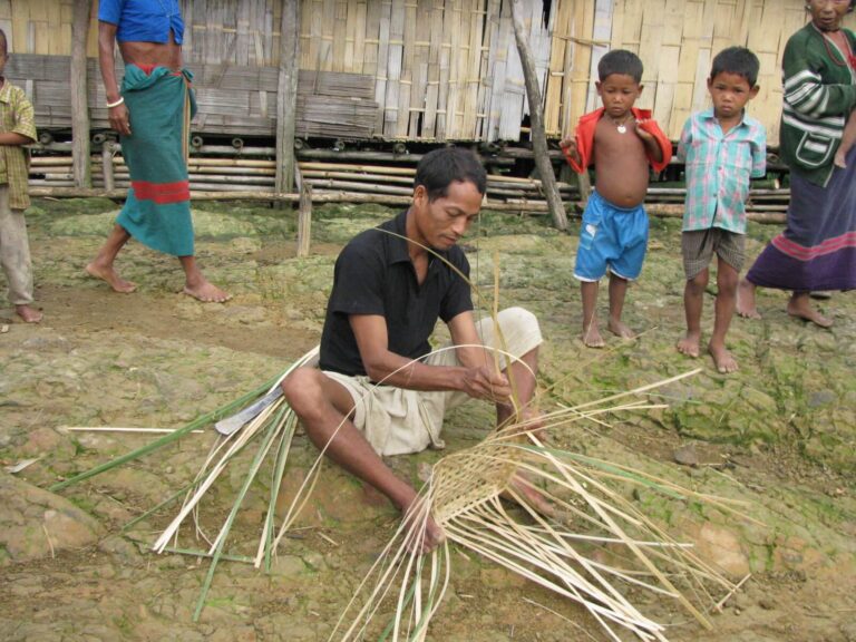 উঠানে কারিগর, পাশে শিশুরা