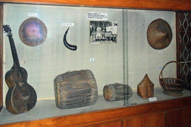বম বাদ্যযন্ত্র ও ঝুড়ি