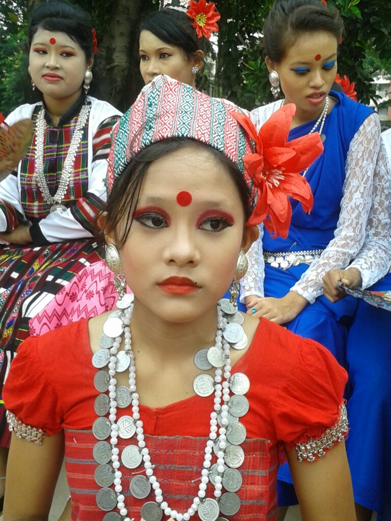 খুমি নৃত্যশিল্পী — মঞ্চের আগে