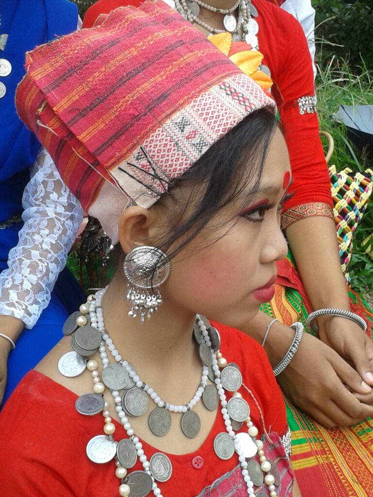 খুমি নৃত্যশিল্পী — প্রতিকৃতি