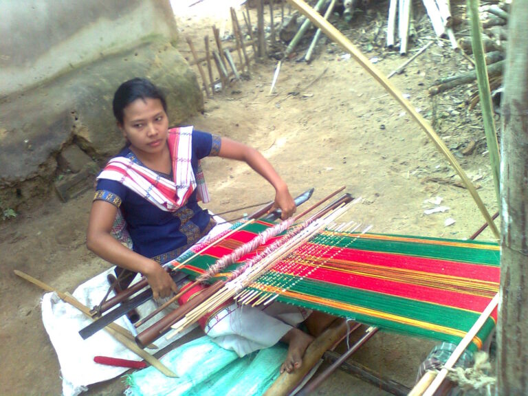 তাঁতে ত্রিপুরা নারী