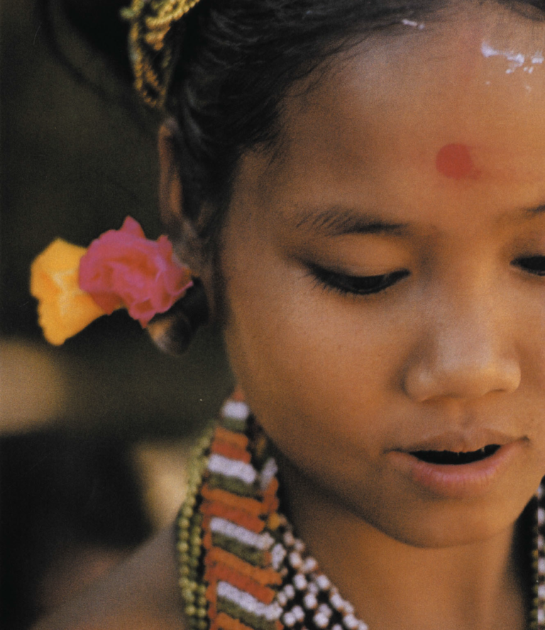 কপালে লাল টিপ